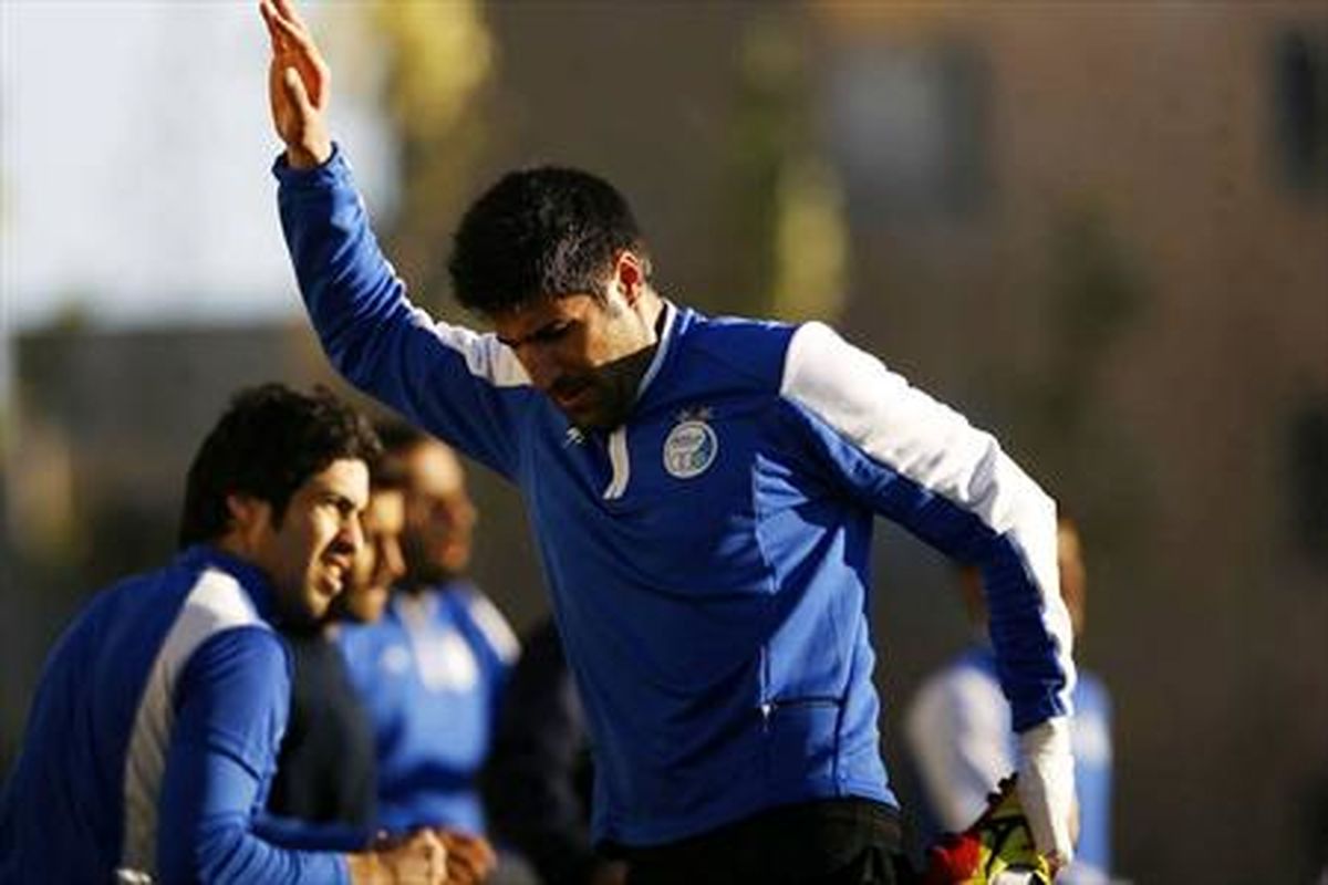 به پرسپولیس تبریک می‌گویم که با کمک داور پیروز شد