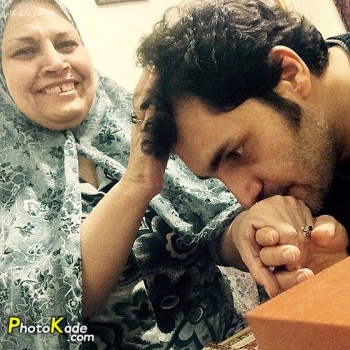 بوسه امیرمحمد زند + عکس