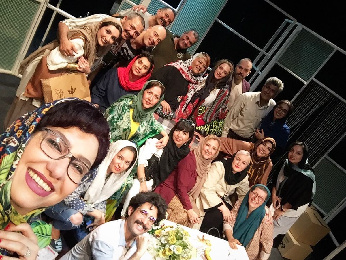 بازیگر زن زیر آسمان شهر در کنار هنرمندان معروف+عکس