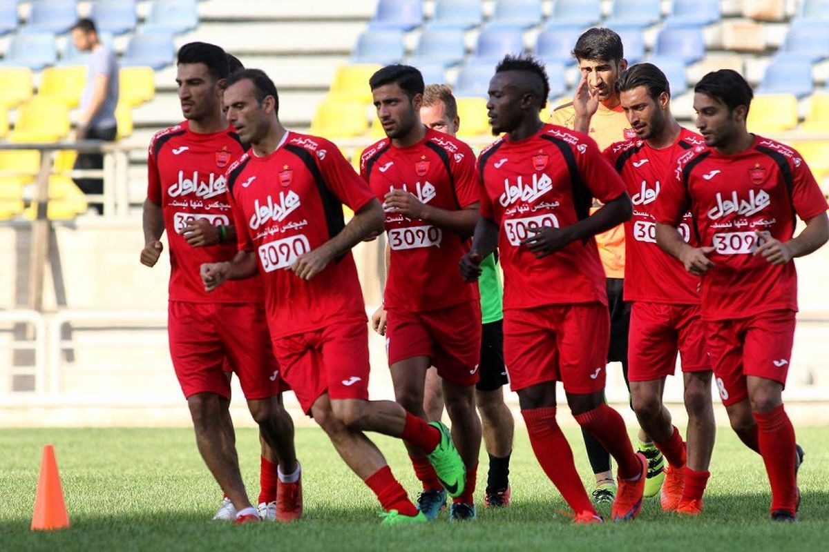 حضور سرخپوشان با اسکورت در ورزشگاه+ عکس