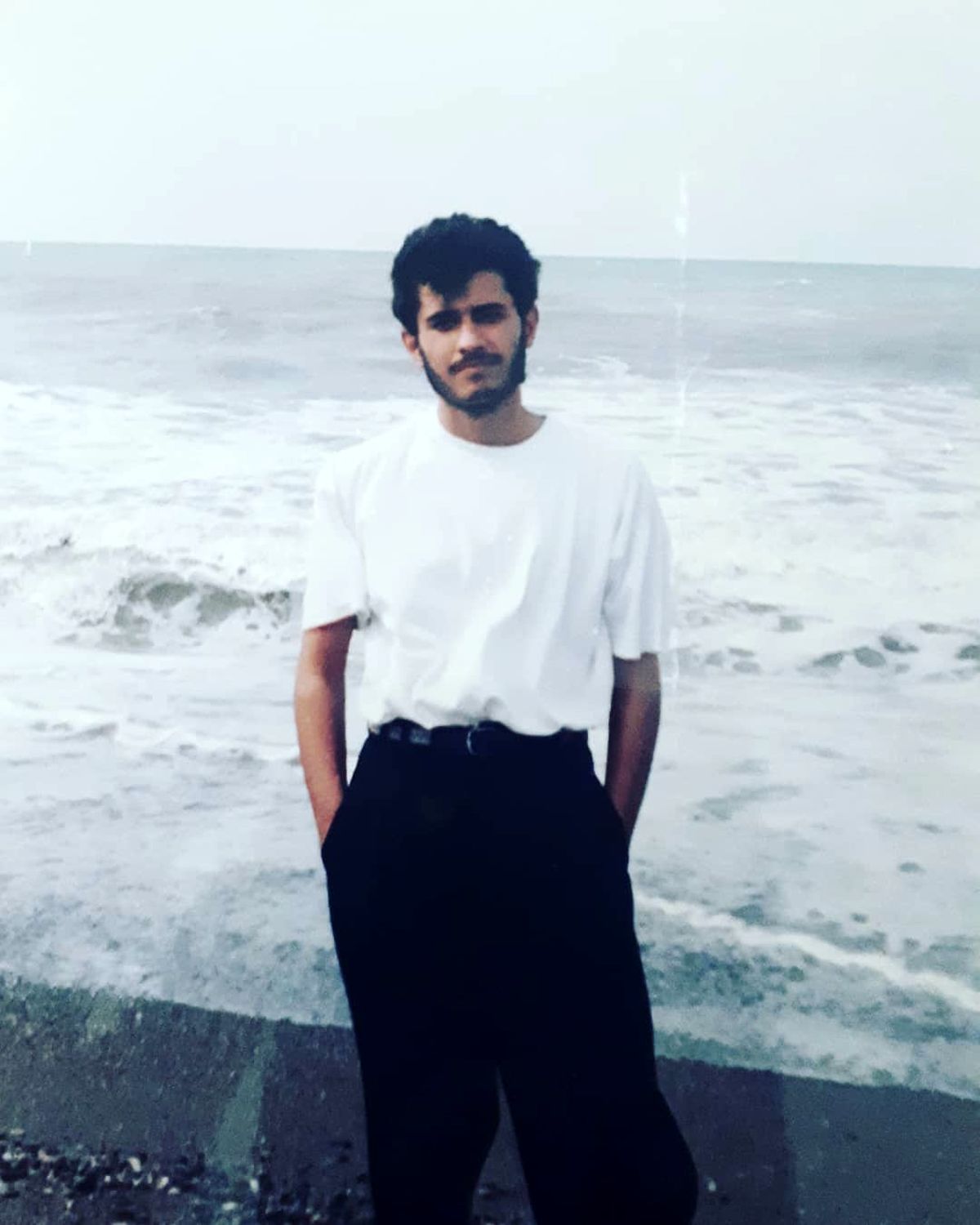 تیپ  جالب جوانی سیاوش مفیدی با فوکول و شلوار پیلی دار+عکس