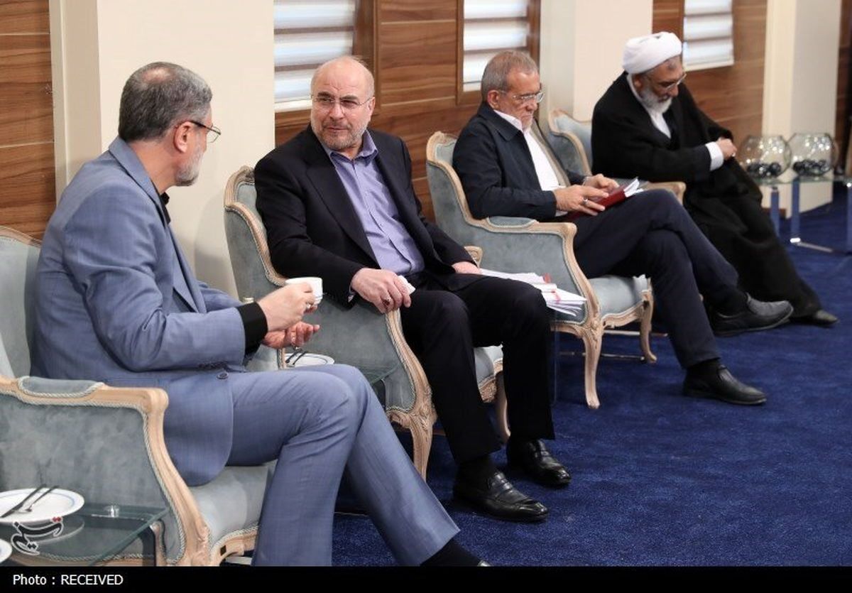تصاویری جالب از پشت صحنه مناظره و خوش و بش کاندیداها