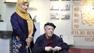 بازیگر معروف روی ویلچر در کنار همسرش/ عکس