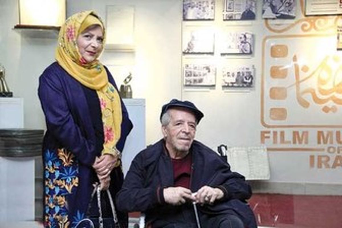 بازیگر معروف روی ویلچر در کنار همسرش/ عکس