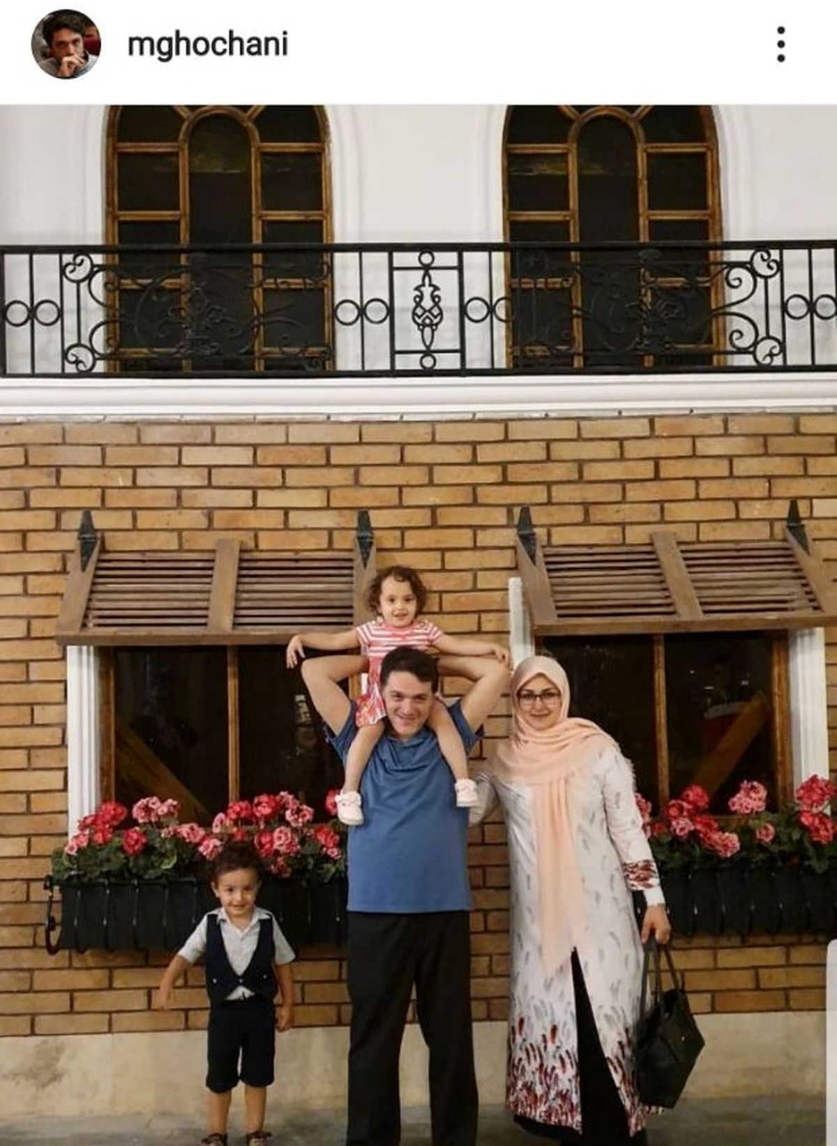 عکس چهره سرشناس سیاسی با خانم و بچه‌ها