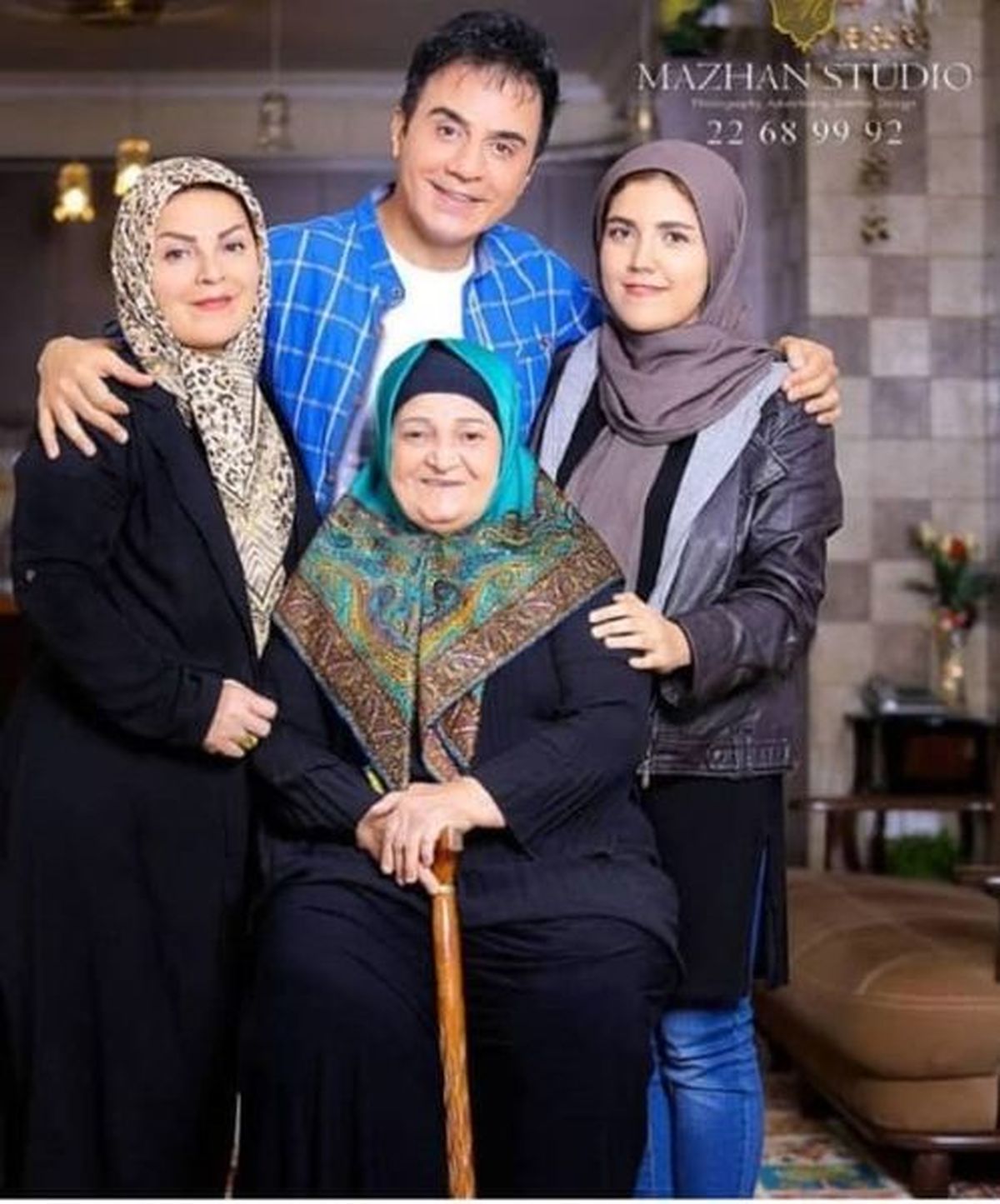 عمو پورنگ در کنار مادر و خواهرانش + عکس