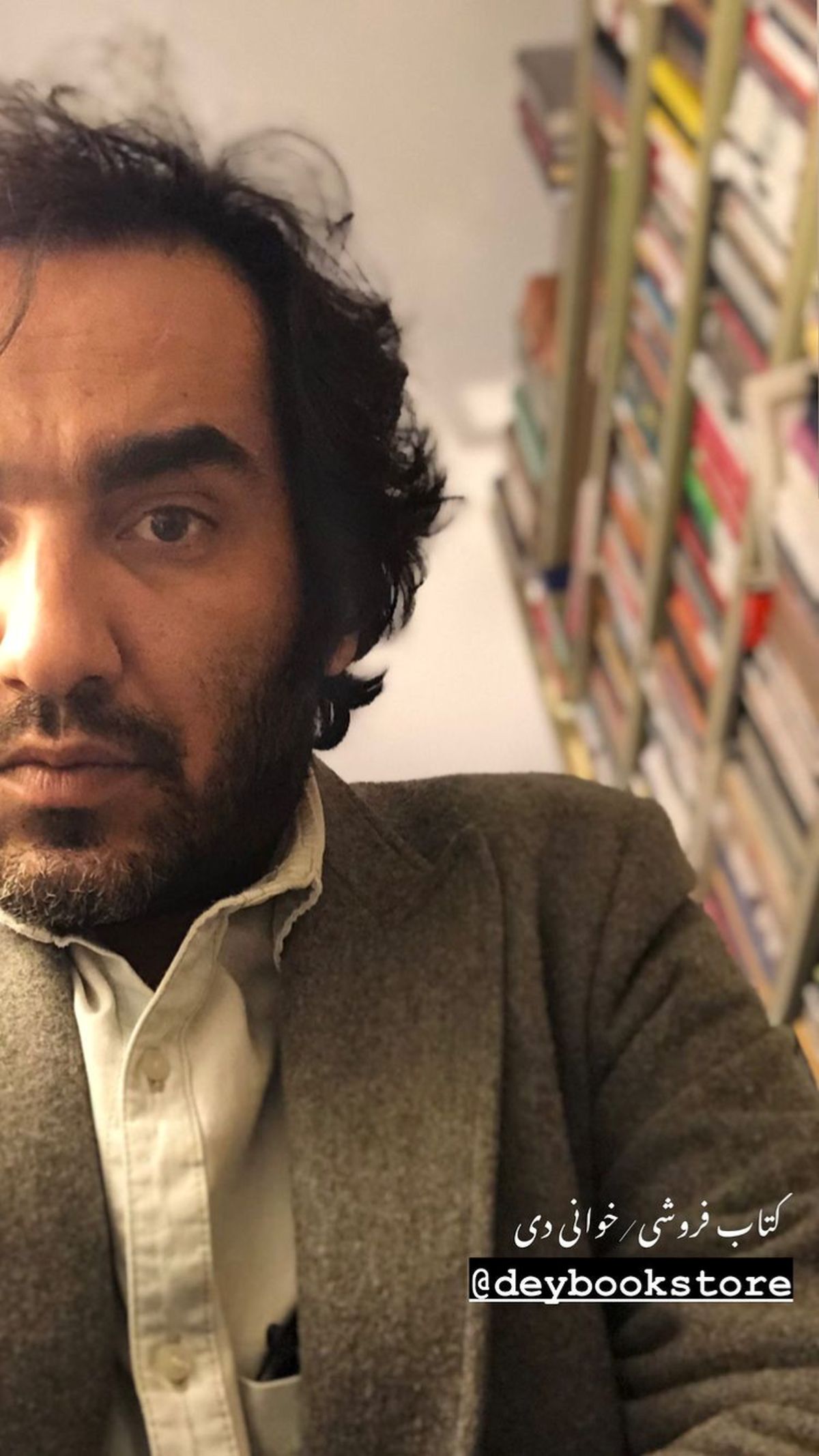 سلفی گرفتن آقای بازیگر در کتابخانه + عکس
