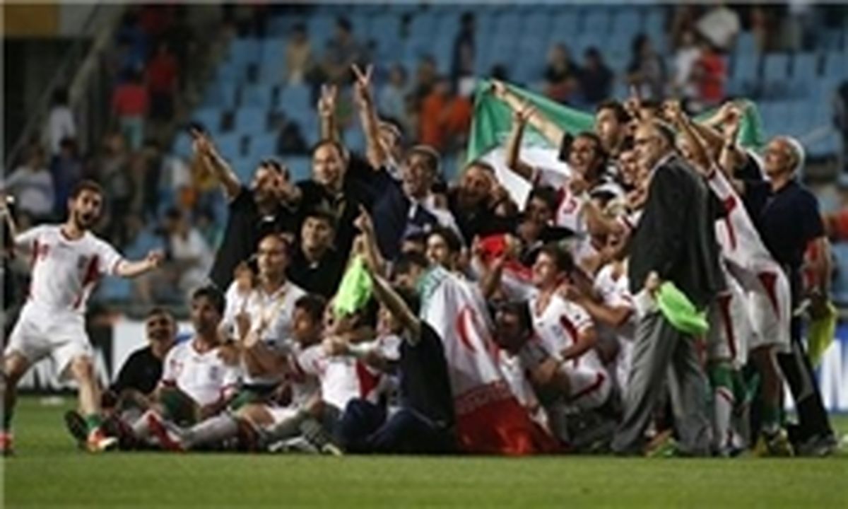 بازیکنان ایران با بطری‌ بمباران شدند