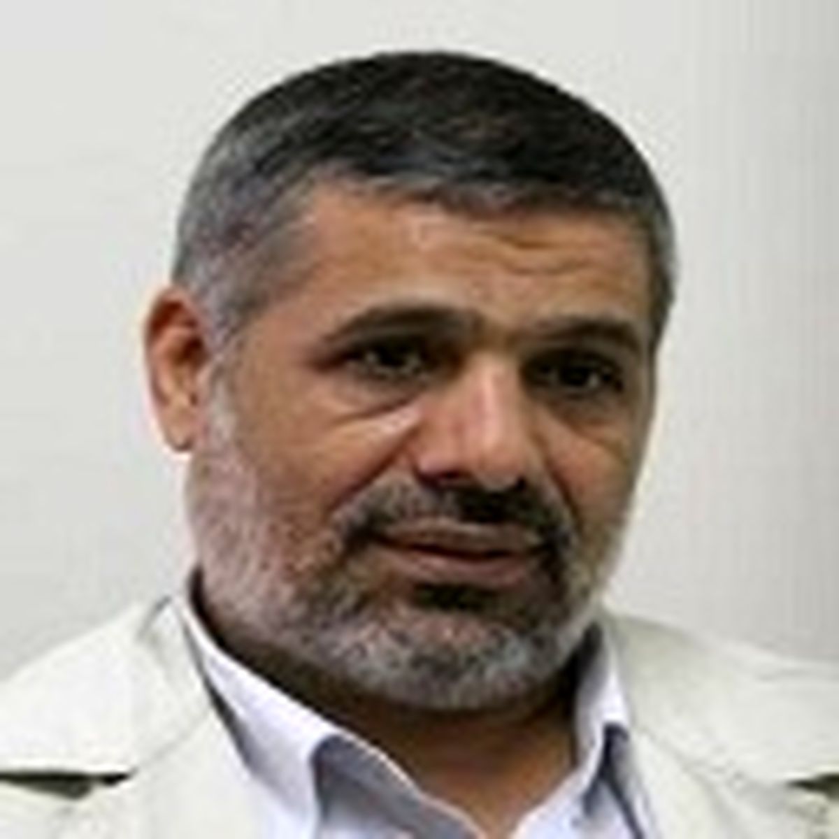 برخی افراد کابینه کار دولت روحانی را در اجرای اقتصاد مقاومتی سخت کرده‌اند