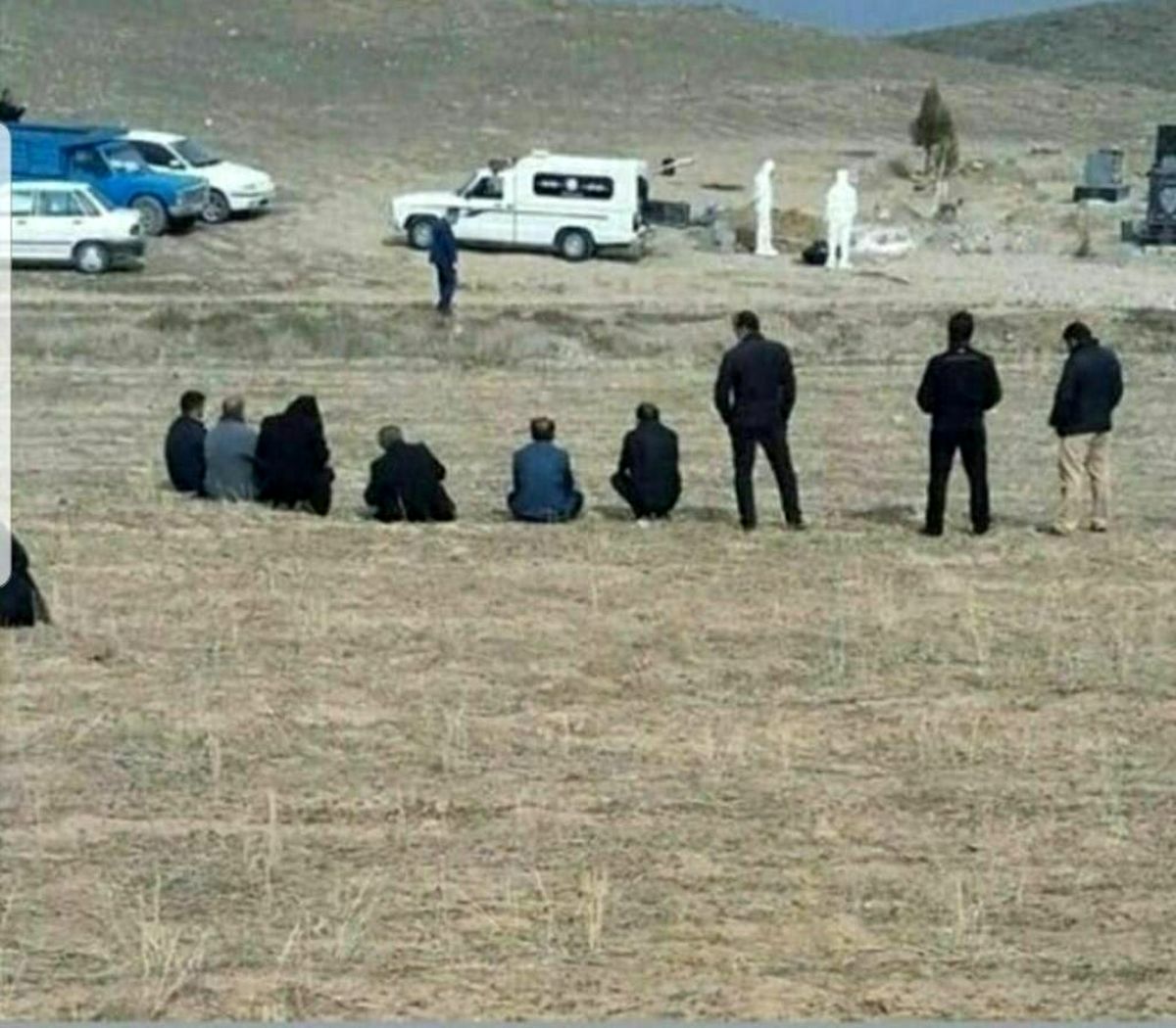 تصویری تأمل برانگیز از دفن یک بیمار کرونایی +عکس