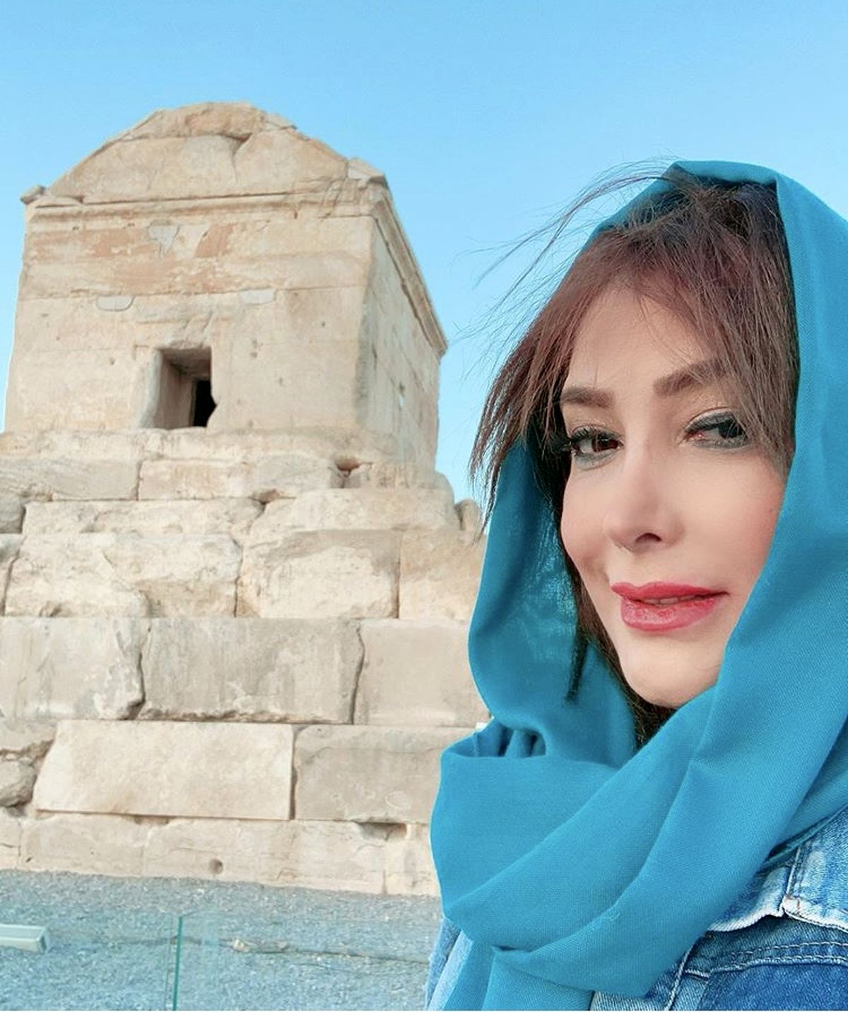 خانم بازیگر در آرامگاه کوروش + عکس