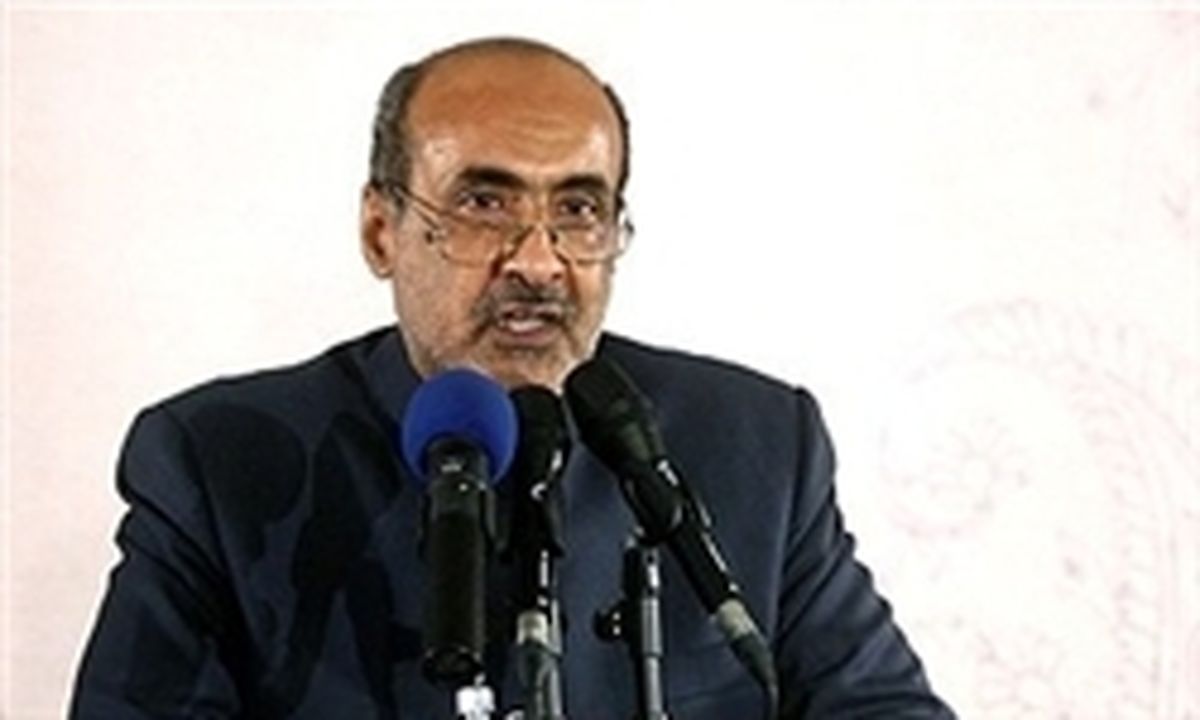 
شاعری که اشعارش را در خیابان پیدا می‌کند/عکس