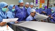 وزیر بهداشت چشم یک دختر 25 ساله را عمل کرد