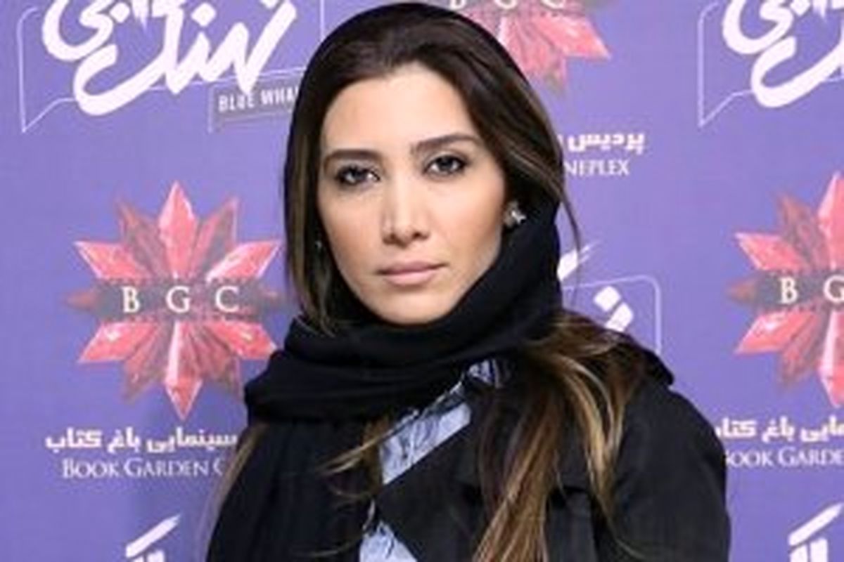وقتی نیکی مظفری در جشن یک سریال پدرش را بوسید! عکس