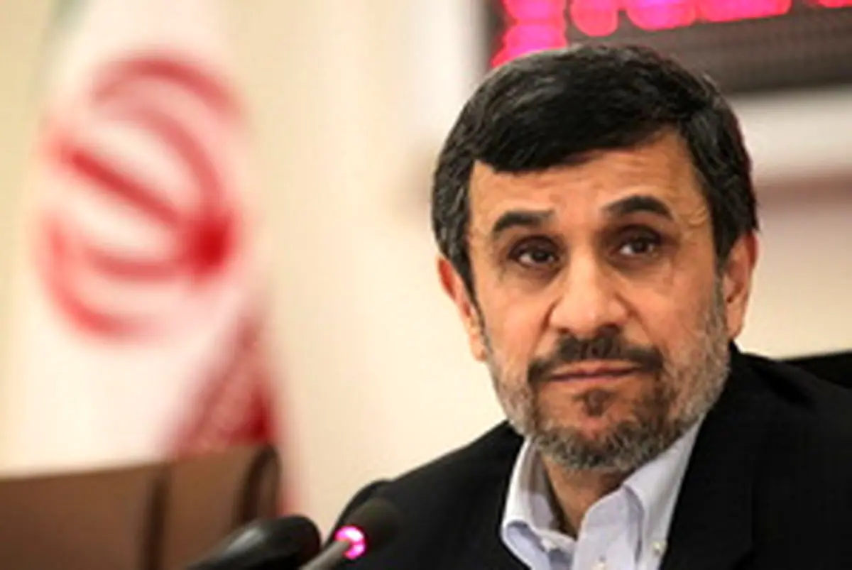 اهداء لوح تقدیربه احمدی‌نژاد