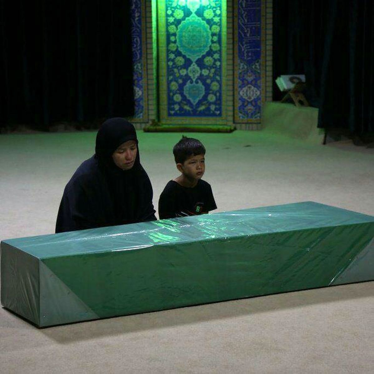 به این عکس خیره شو؛ خوشابحال غریبان که فقط خدا را دارند