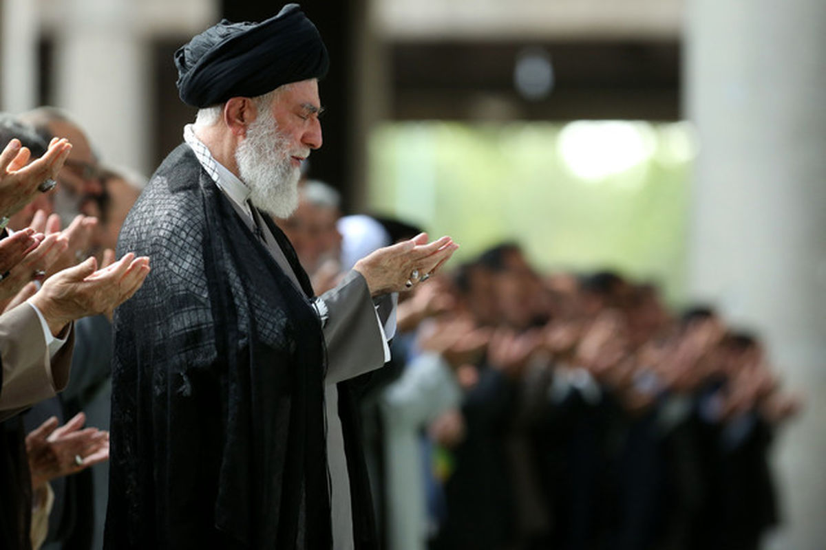 رهبر انقلاب نماز بر پیکر مرحوم آیت‌الله هاشمی را اقامه کردند