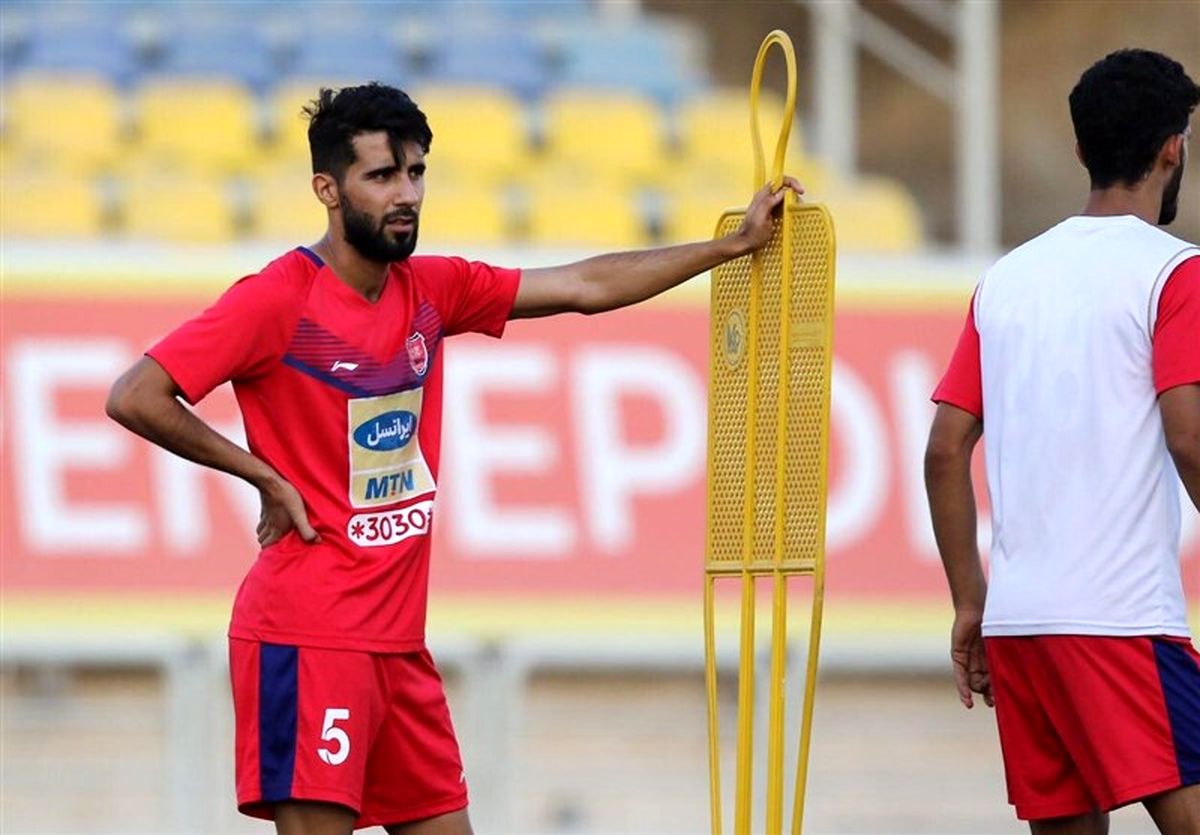 نمایش پیراهن هافبک پرسپولیس در بازی عربستان - عراق + عکس