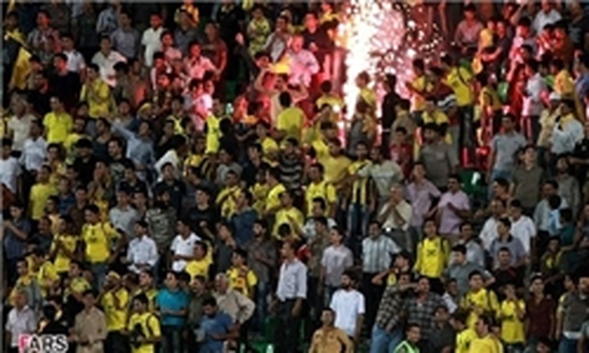 هواداران عصبانی سپاهان صندلی‌های ورزشگاه را شکستند