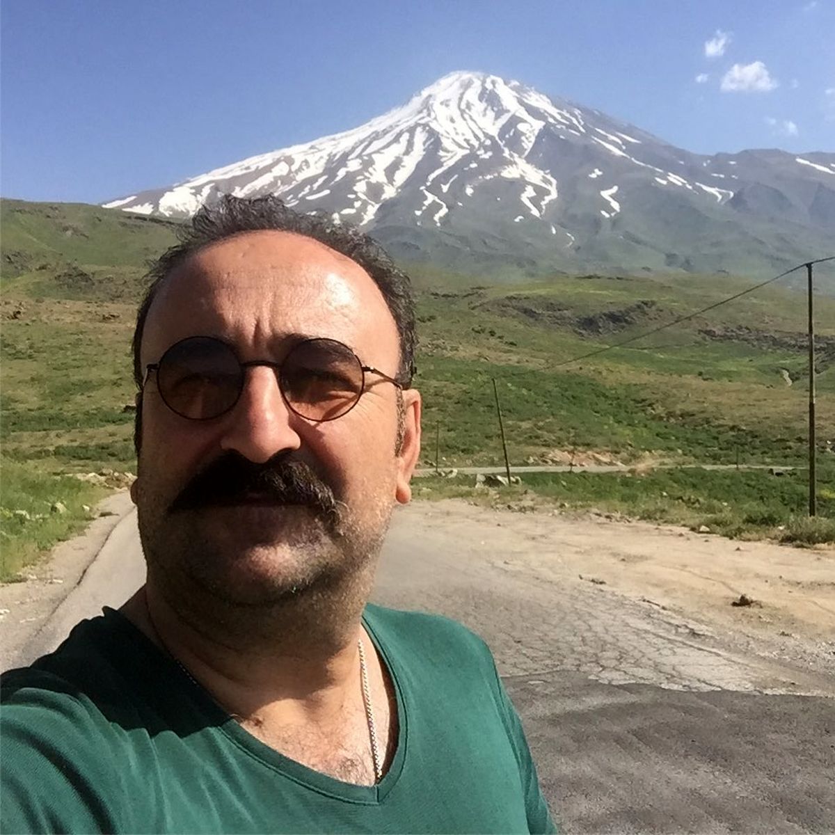 سلفی مهران احمدی با کوه دماوند + عکس