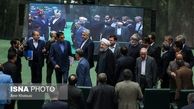 روحانی و مردانش در مجلس/ استقبال علی مطهری از رئیس جمهور (عکس)