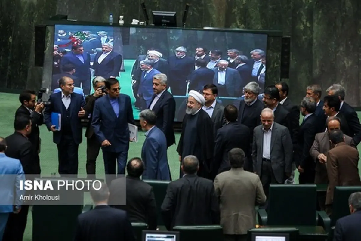 روحانی و مردانش در مجلس/ استقبال علی مطهری از رئیس جمهور (عکس)