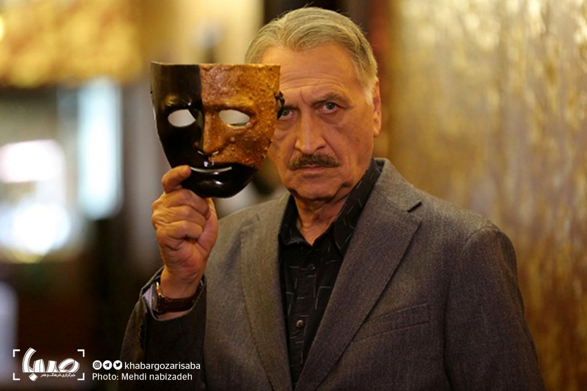 پنهان شدن احمد نجفی در پشت نقاب + عکس