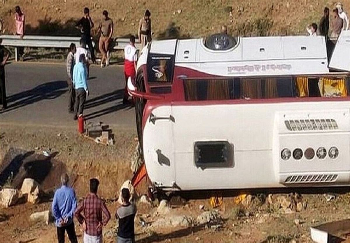  واژگونی اتوبوس زائران اربعین در ۷۰ کیلومتری مرز ایران و عراق