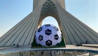 توپ ۷ تُنیِ جام جهانی فوتبال در میدان آزادی