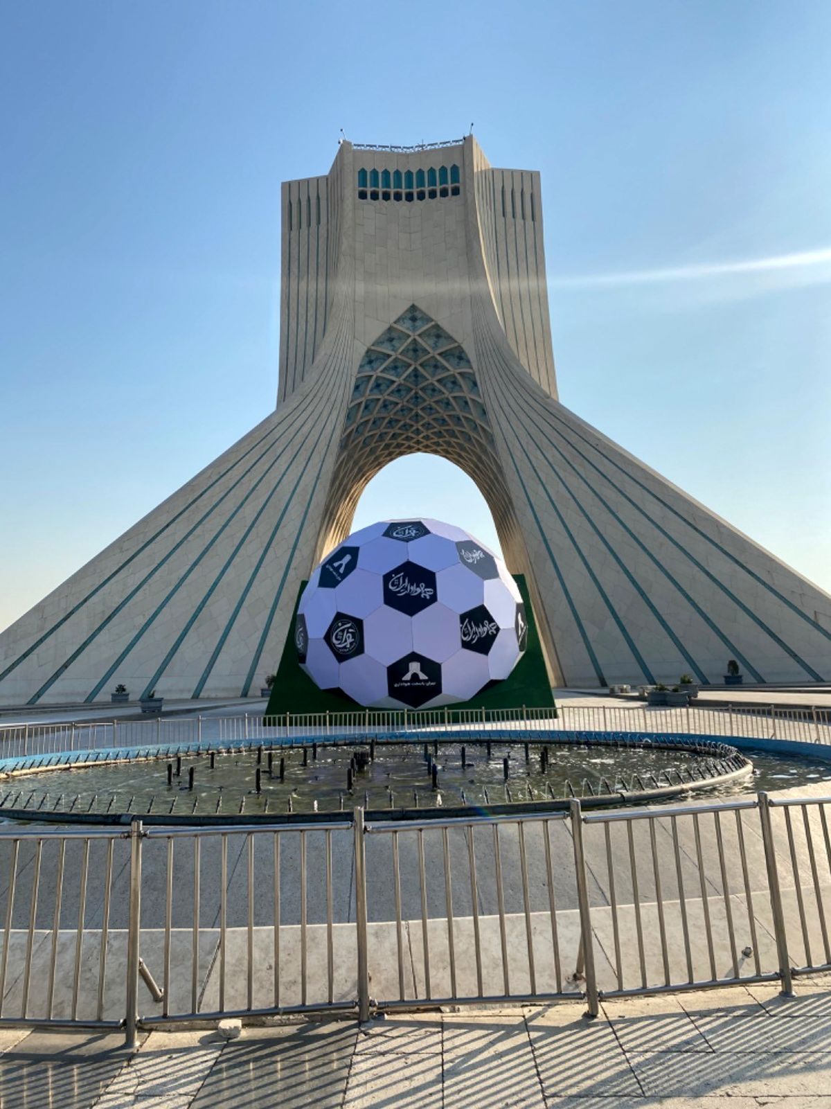 توپ ۷ تُنیِ جام جهانی فوتبال در میدان آزادی