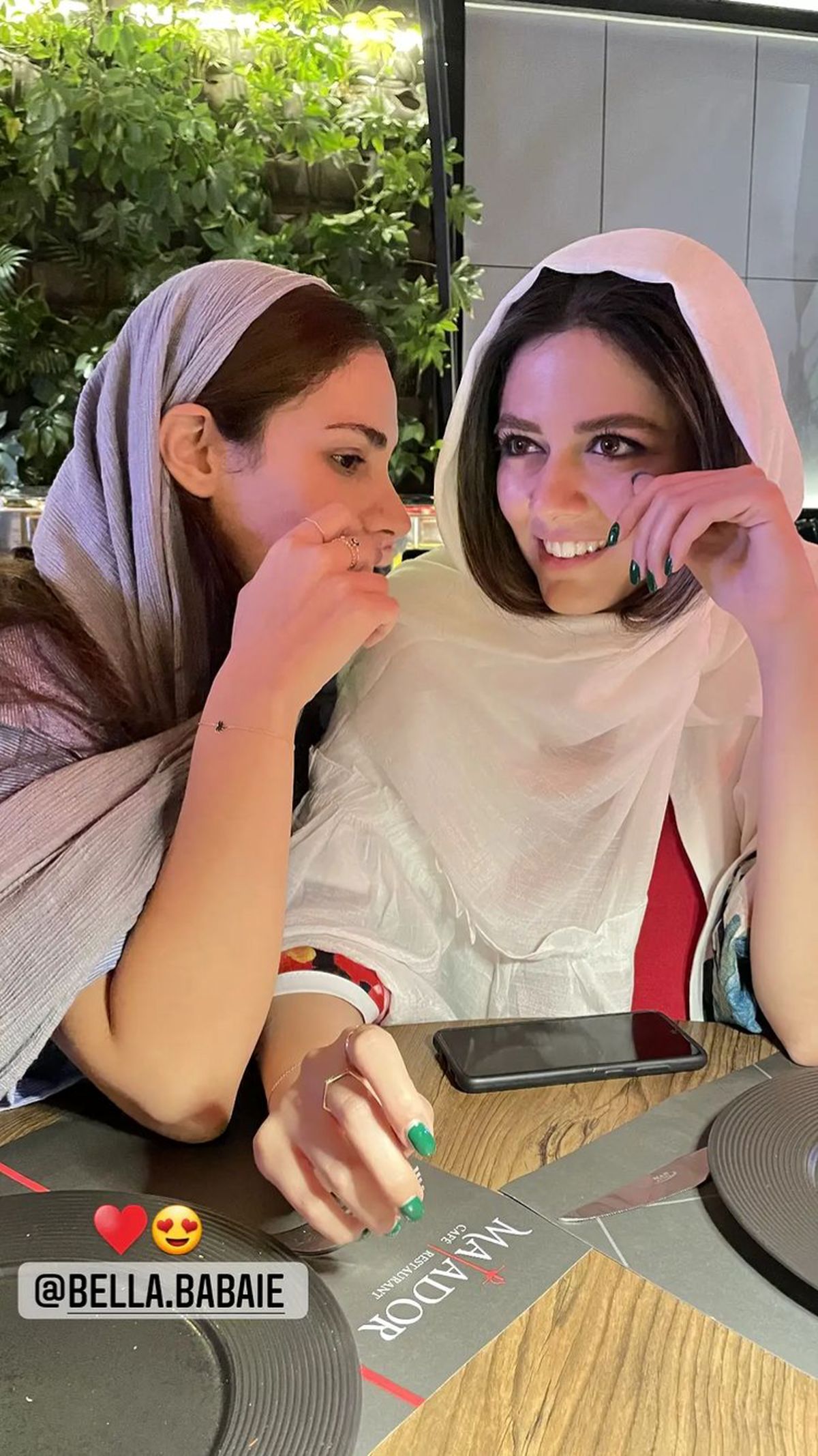 خوش و بش ماهور الوند با دوستش + عکس