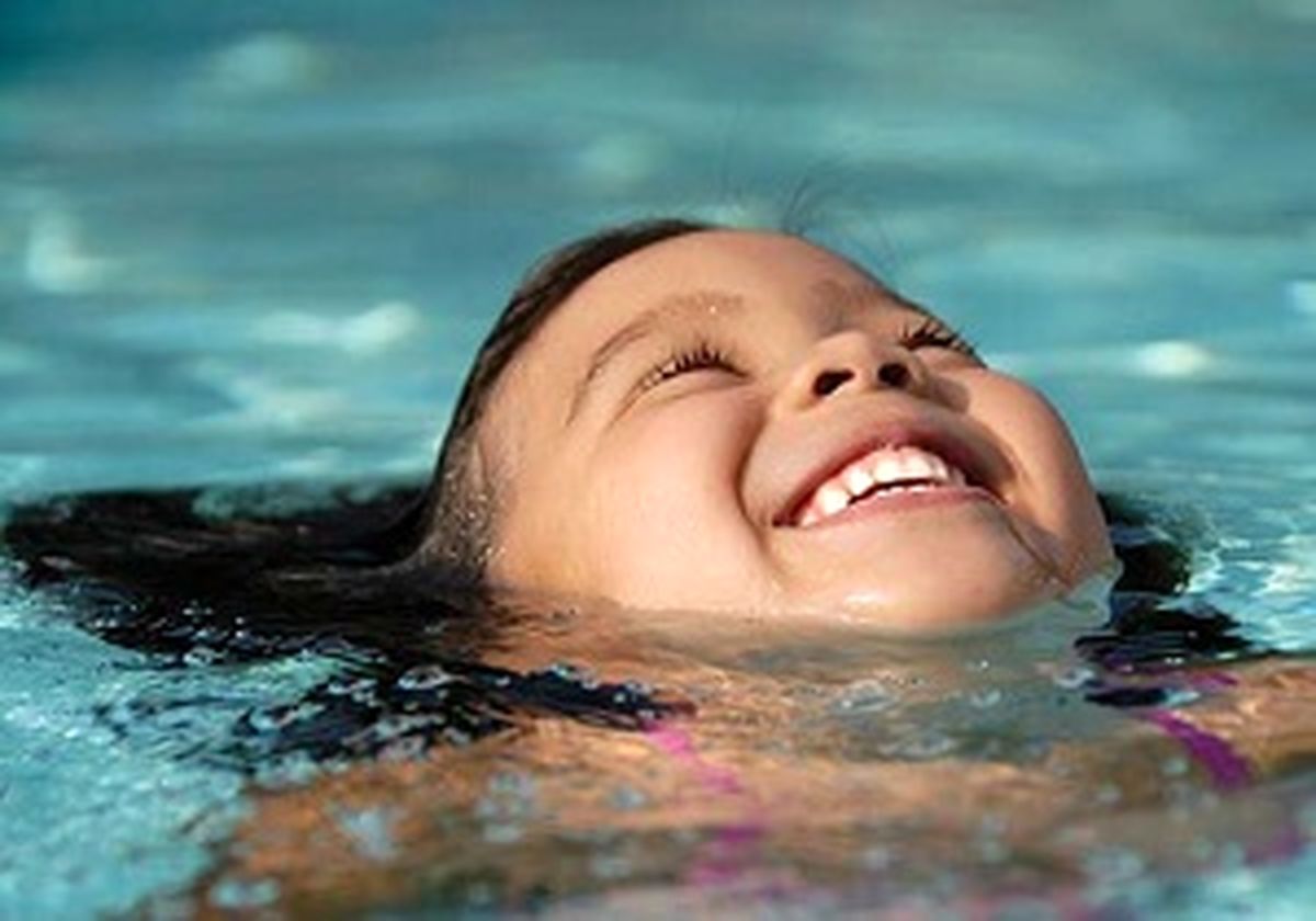 هرگز با بدن آغشته به کرم ضد آفتاب شنا نکنید