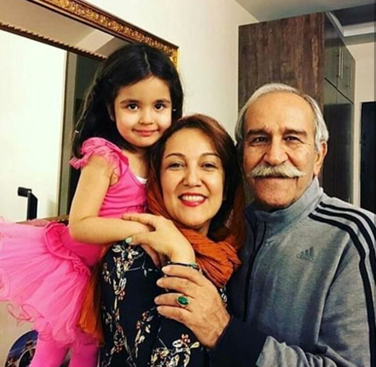 عکس پانته آ بهرام  در کنار پدر و خواهر زاده نازنازیش