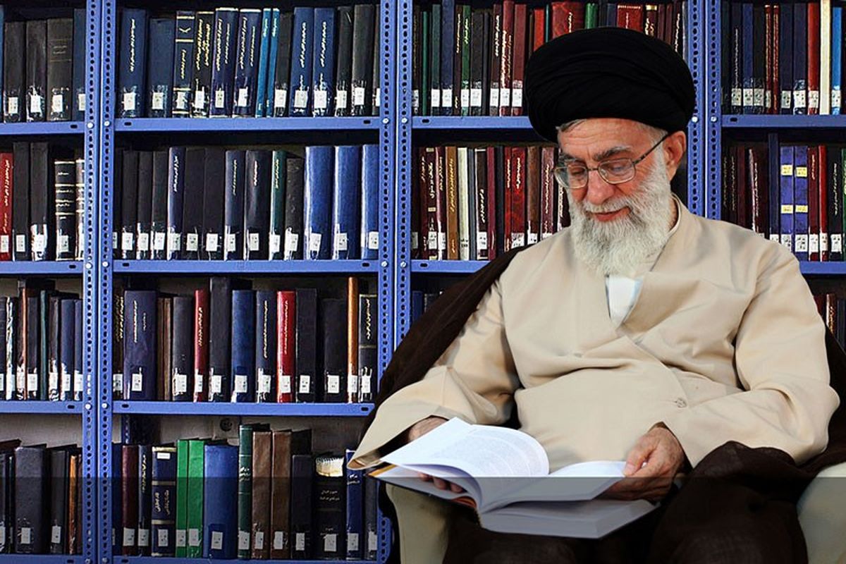 عکس/ رهبر انقلاب در حیاط منزل پدری