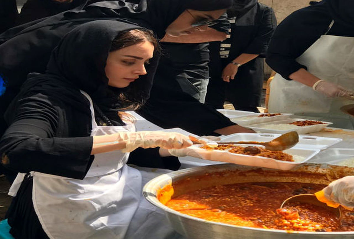 مریلا زارعی و بهنوش طباطبایی را ظهر عاشورا پای دیگ نذری ببینید 