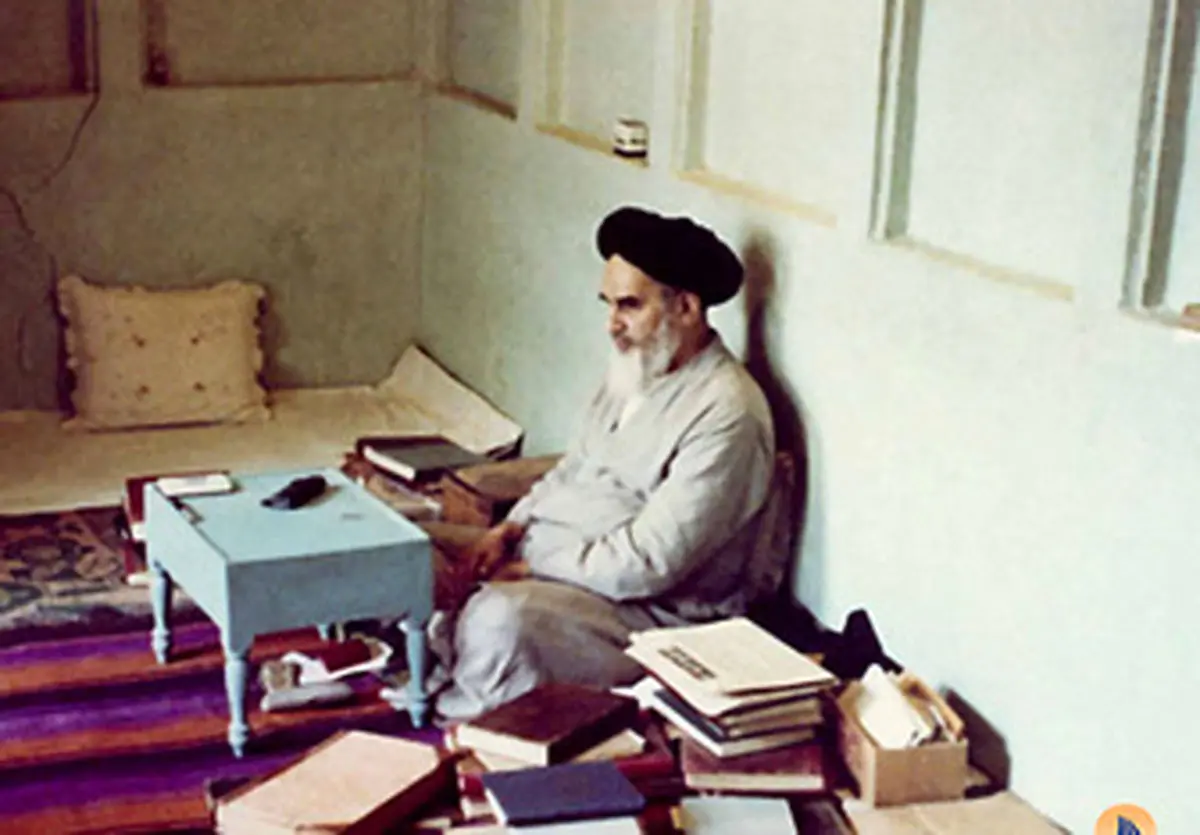 وضوی امام خمینی در بیابان‌های بصره +عکس