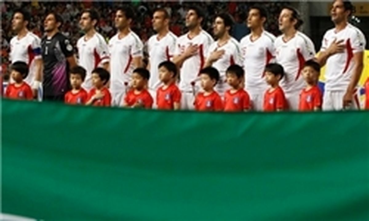 احمدی‌نژاد پا به توپ ‌می‌شود