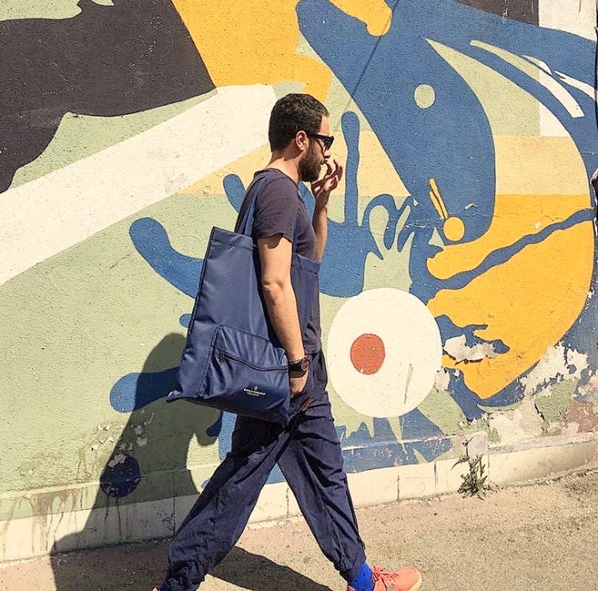 تیپ جنجالی نوید محمدزاده در خیابان + عکس