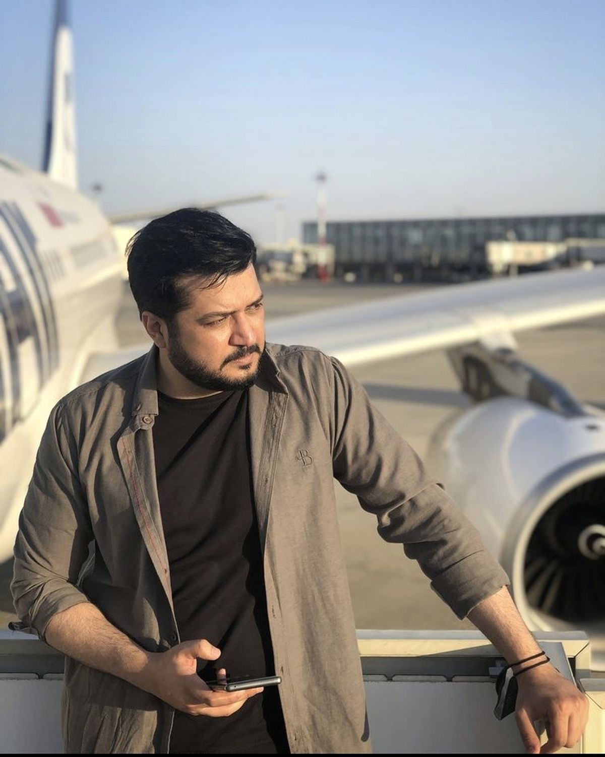 آقای بازیگر در کنار هواپیمای شخصی + عکس