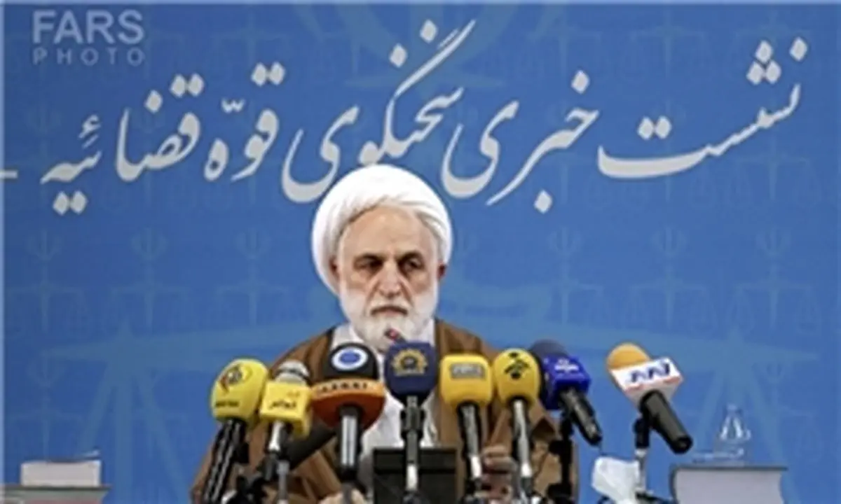 فرد همراه محمود کریمی شلیک کرده!