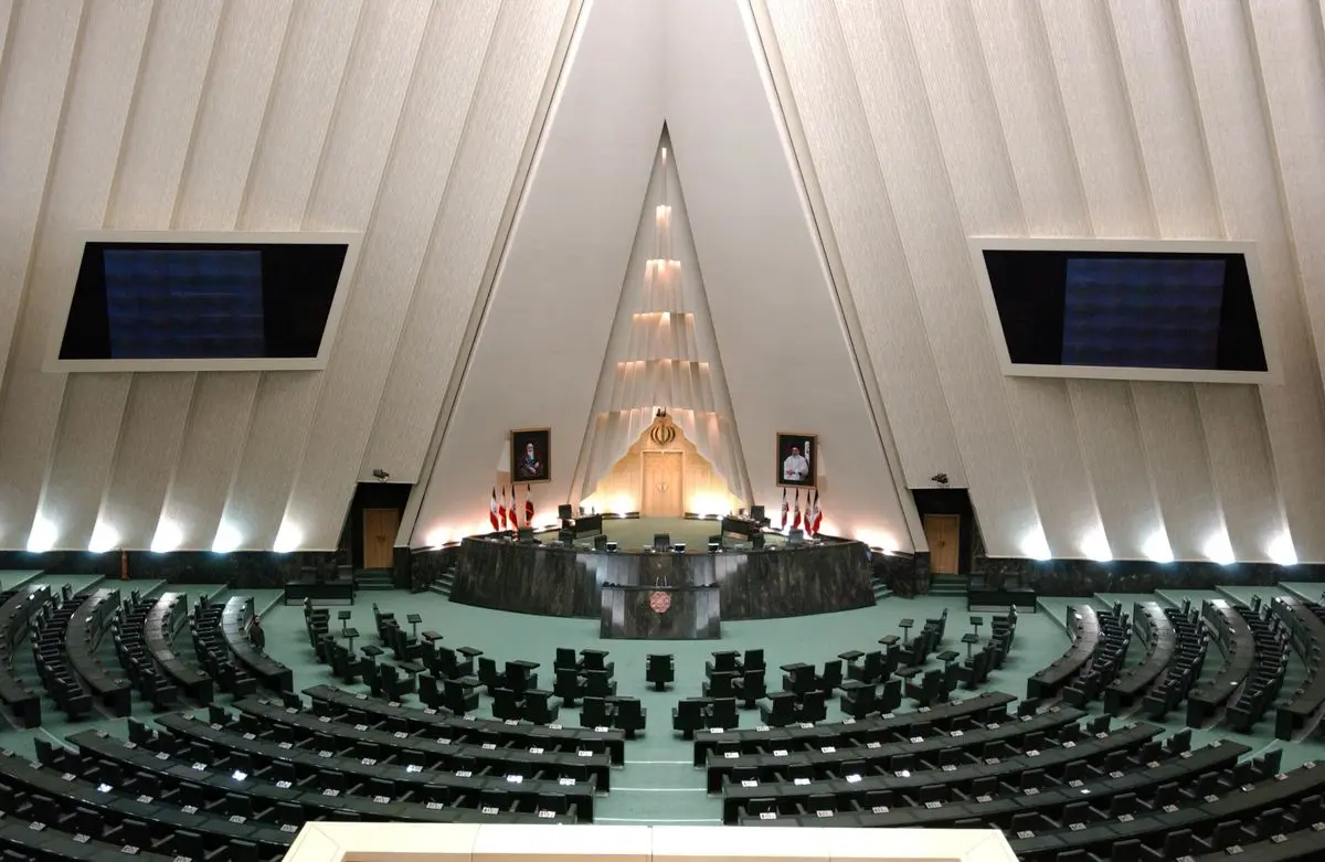 دومین جلسه علنی مجلس دهم به ریاست هاشم‌زائی آغاز شد