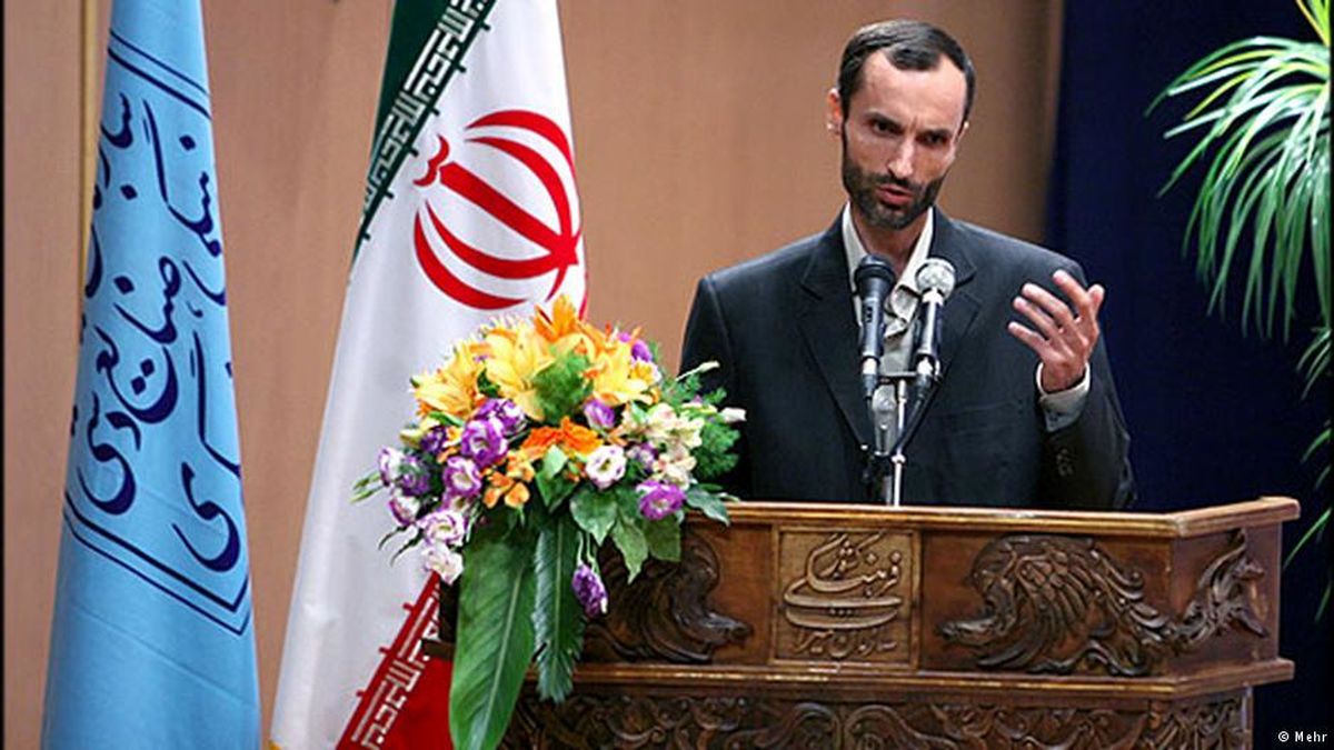بازی احمدی نژادی ها در دو قطبی جدید/ تلاش های مرموزانه برای حذف جریان اصولگرایی و انقلابی