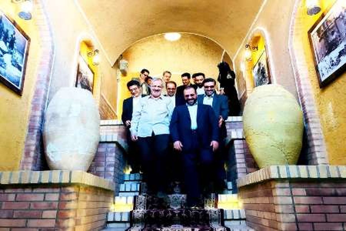 علاقه مندان ایران، به رونق صنعت گردشگری کمک کنند