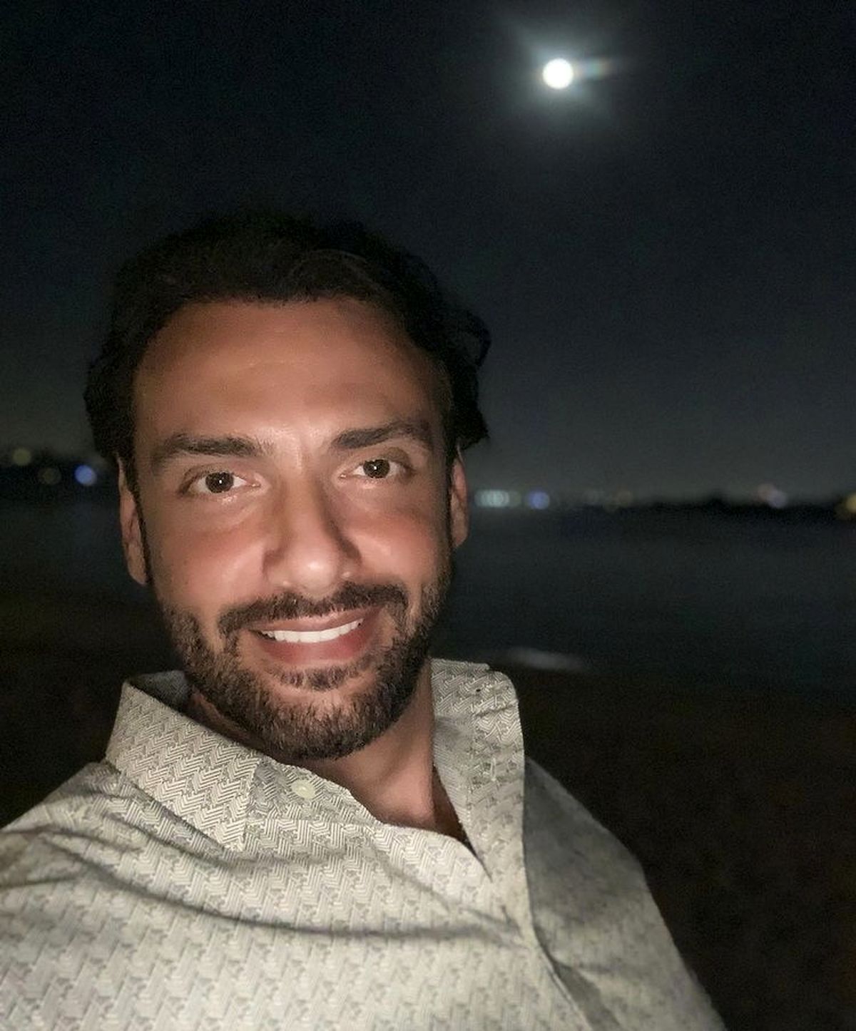 سلفی شبانه آقای بازیگر + عکس