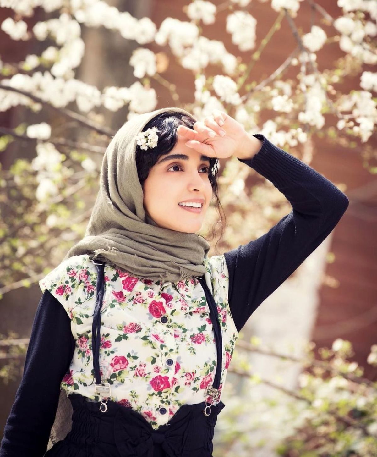 الهه حصاری با شالی زیبا