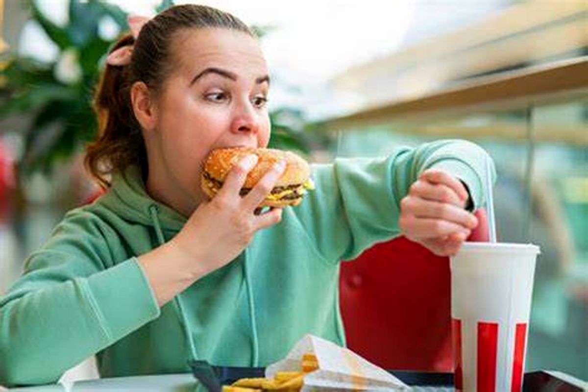 پرخوری عصبی یا بولیمیا چیست و چگونه آن را درمان کنیم؟