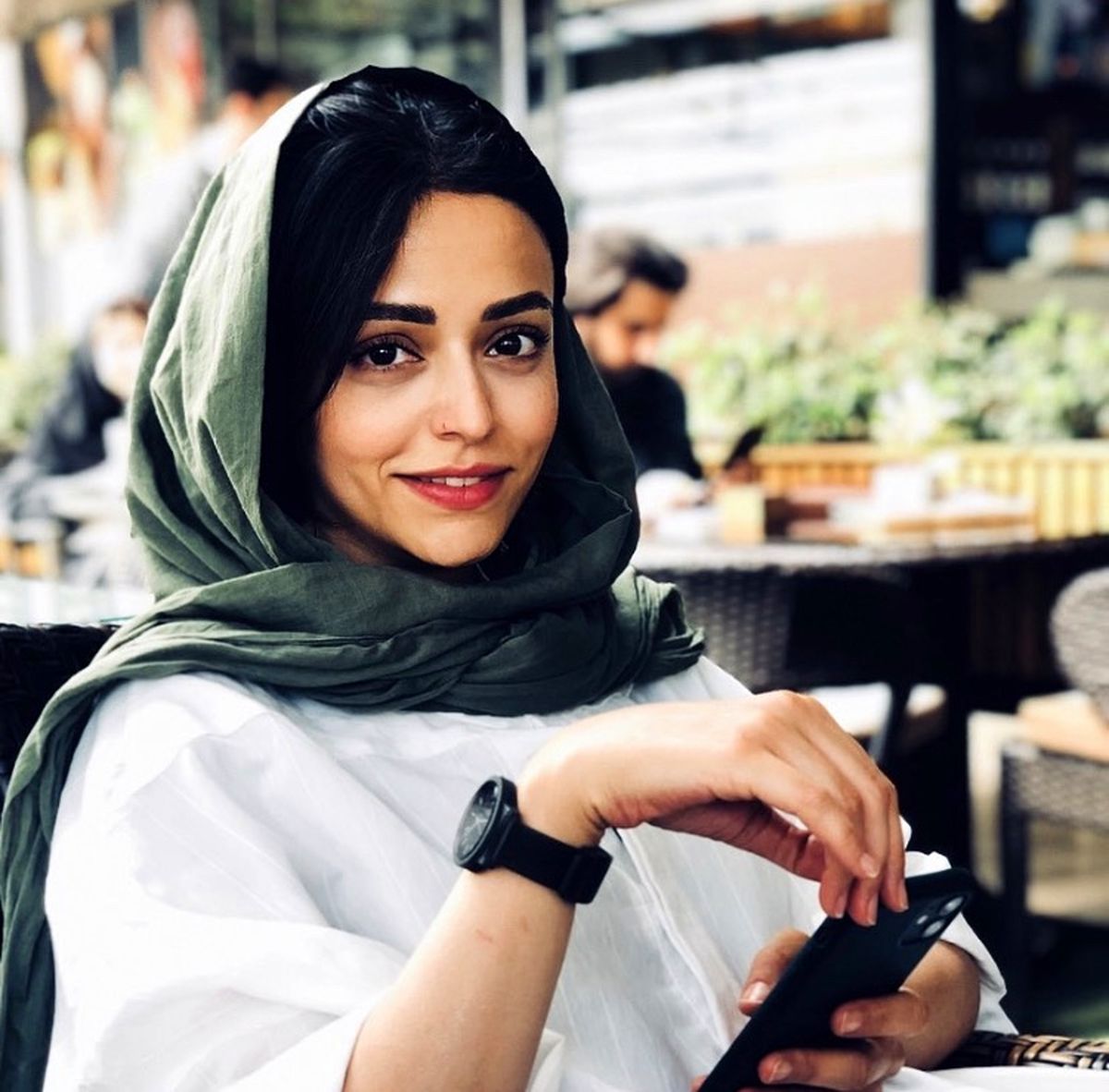 سوگل خلیق در یک کافه + عکس