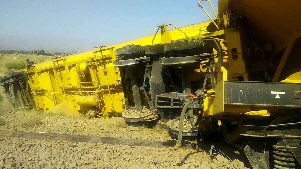 قطارهای باری حامل گندم واژگون شد