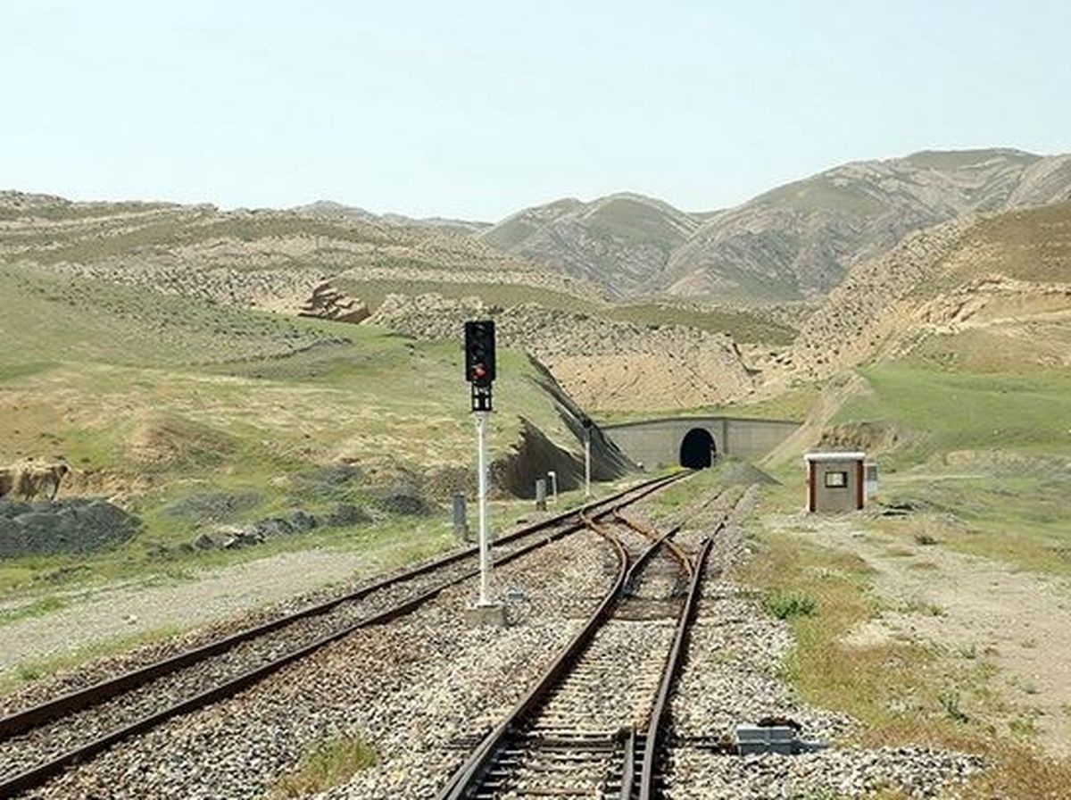  ایران و ترکیه قرارداد تهاتر نفت در برابر ریل امضا کردند 