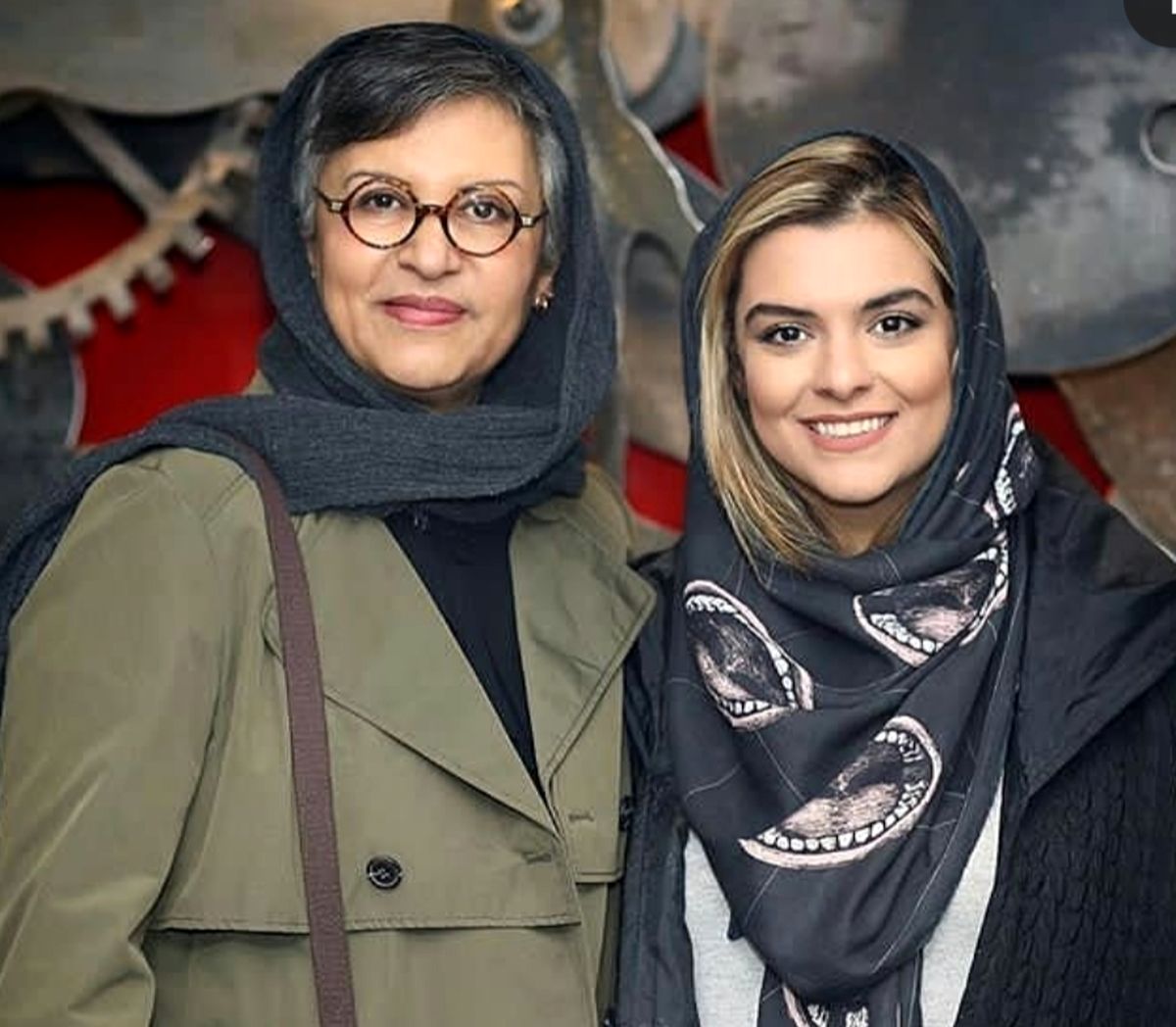 دنیا مدنی درکنار مادرش+عکس